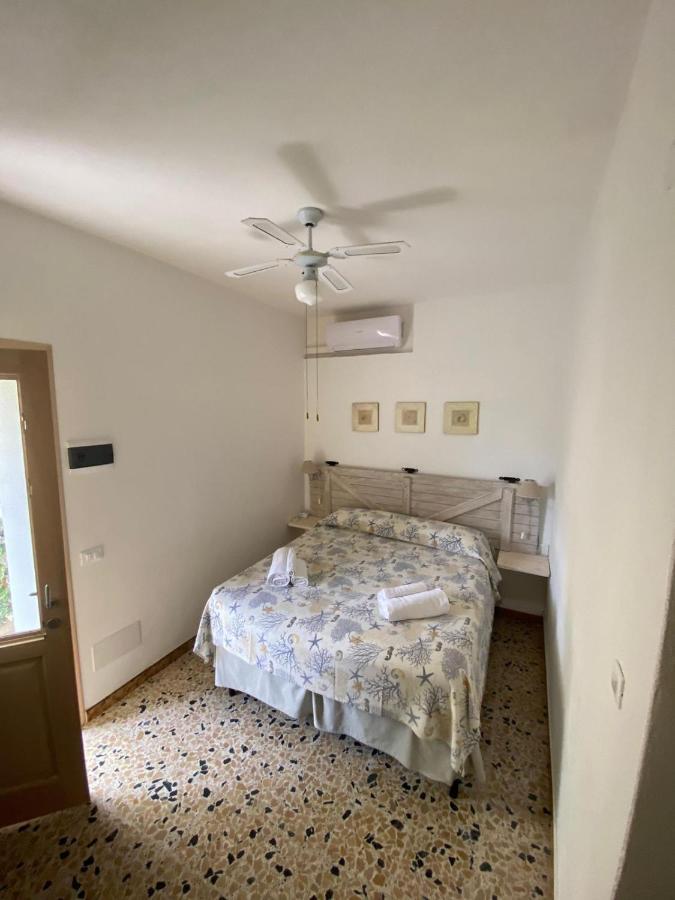 B&B A Due Passi Dal Mare Baja Sardinya Dış mekan fotoğraf