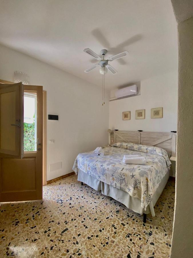 B&B A Due Passi Dal Mare Baja Sardinya Dış mekan fotoğraf