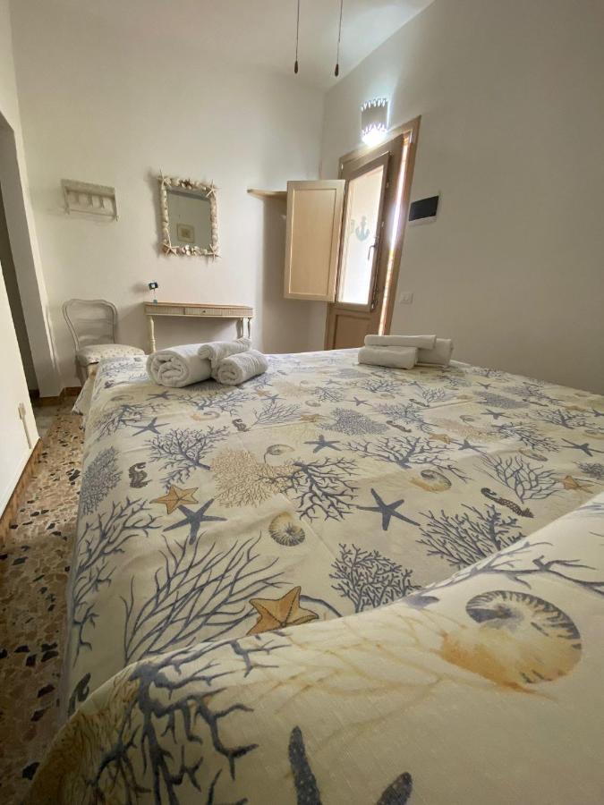 B&B A Due Passi Dal Mare Baja Sardinya Dış mekan fotoğraf